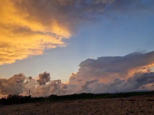 Abendhimmel in Gold und Blau über dem Strand